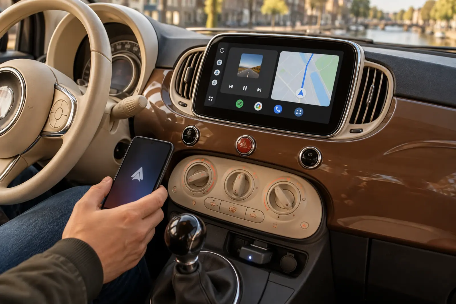 Android-telefoon wordt gekoppeld aan Android Auto op het nieuwe scherm van een Fiat 500 in Haarlem